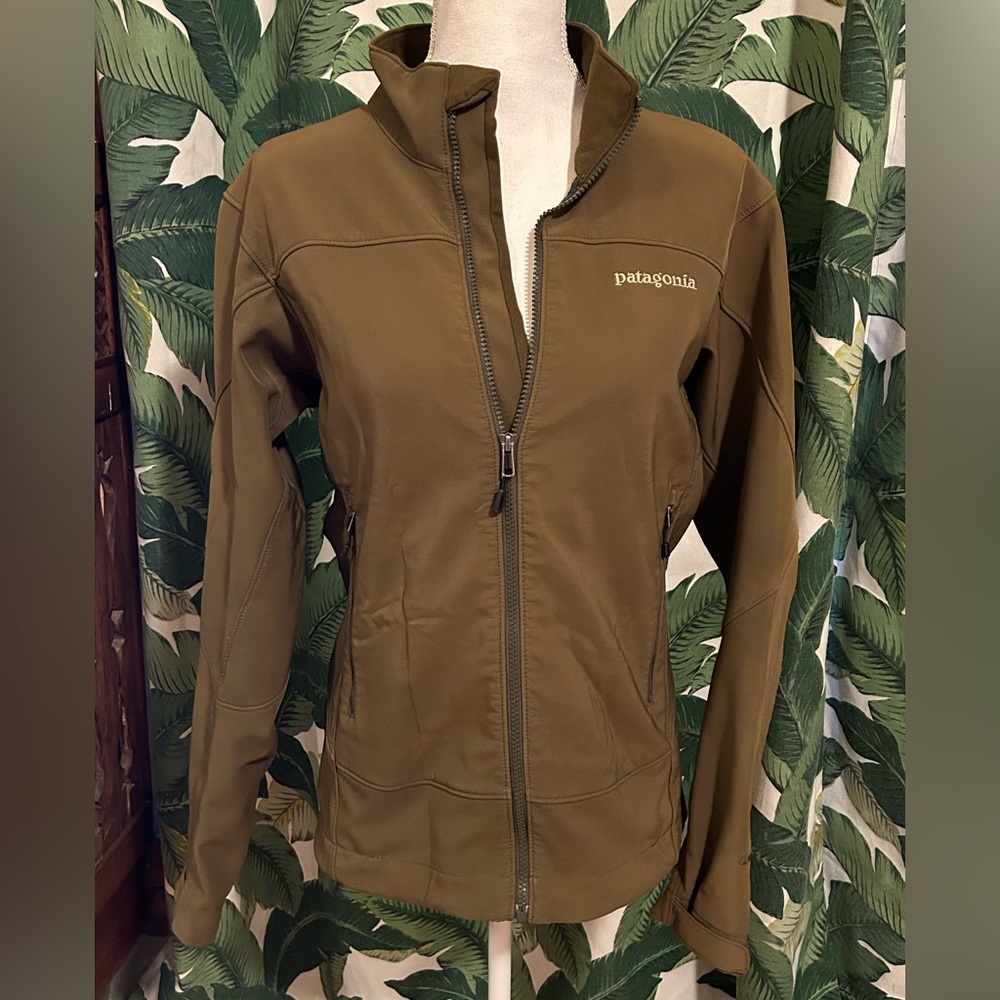 Patagonia men’s softshell jacket sz S
